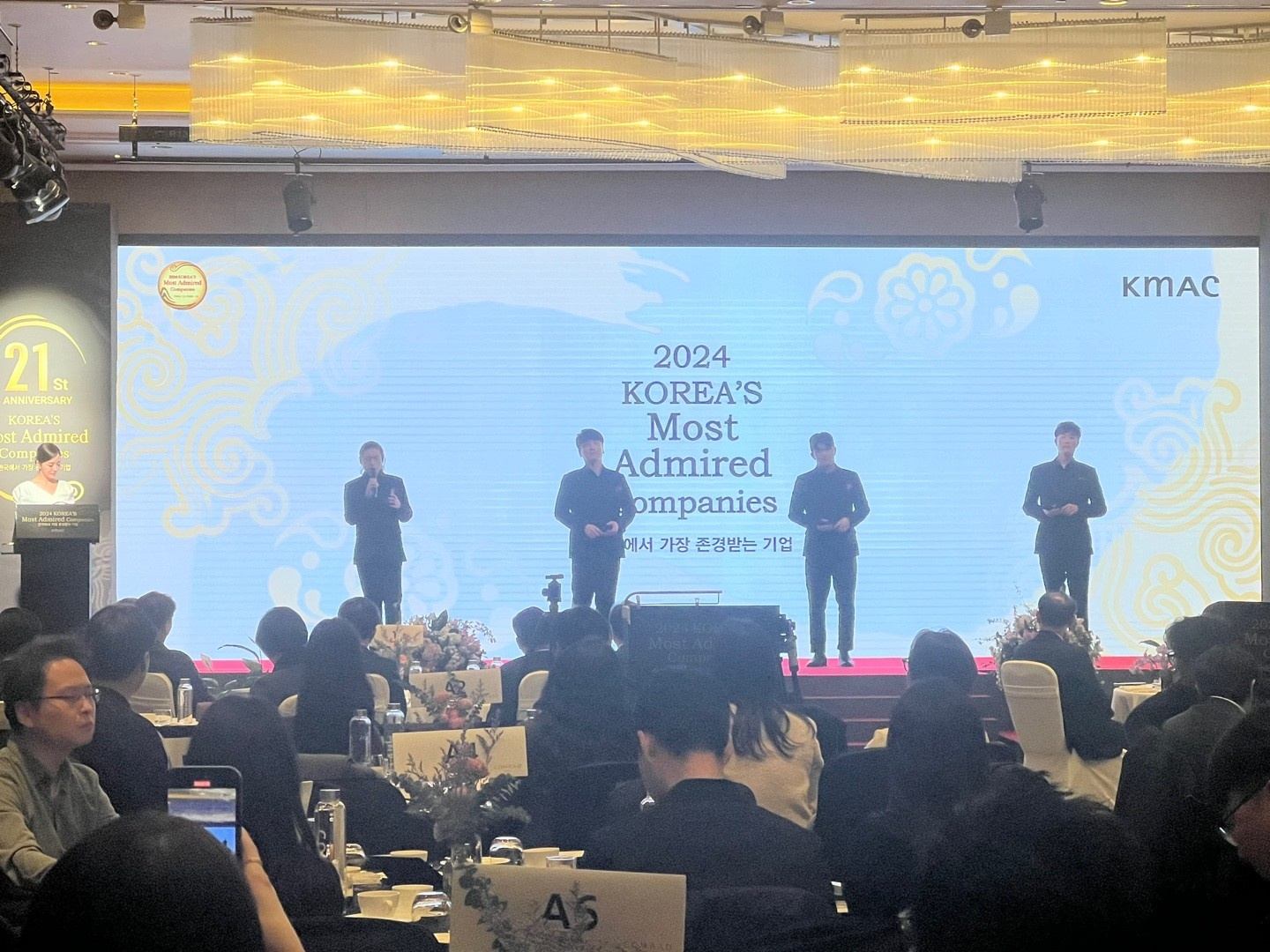 기업 시상식 무대에서 노래하는 팝페라 제이보이스
