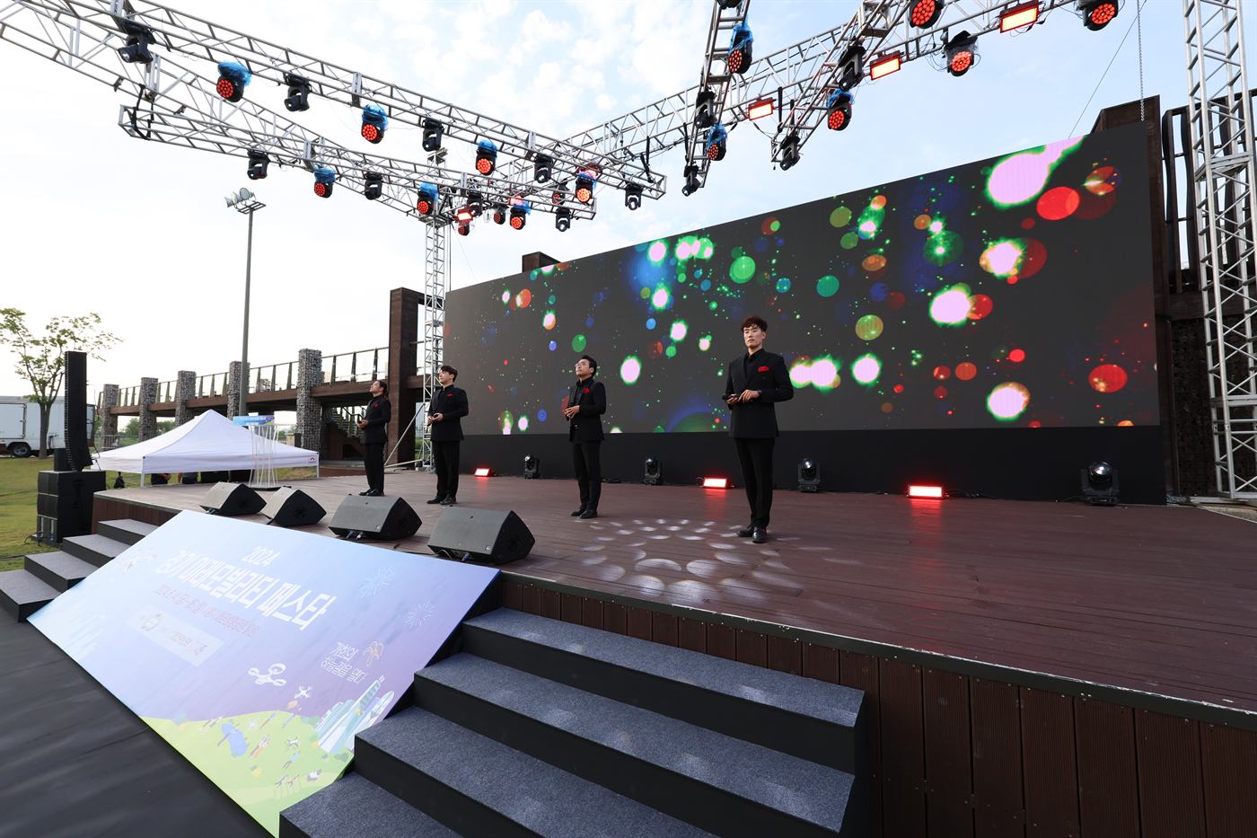 야외 축제 대형 무대의 팝페라 제이보이스